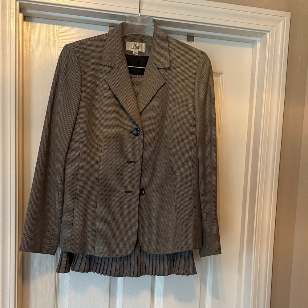 Le Suit Women's Taupe  and black Blazer and Pleated Skirt Set